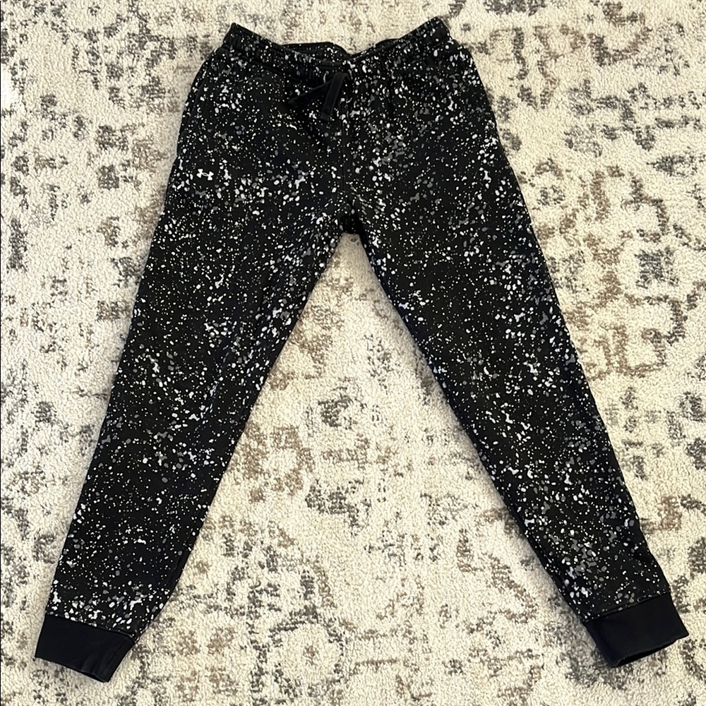 Under Armour boys sweatpants black paint splatter size large